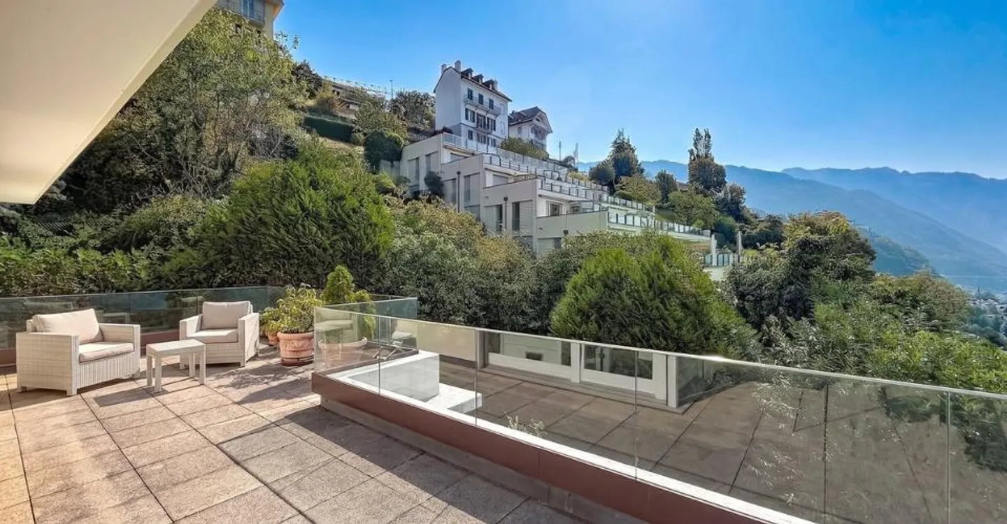Un appartement baigné de lumière, une terrasse panoramique et une vue à couper le souffle sur le lac. - Foto 1 von 13
