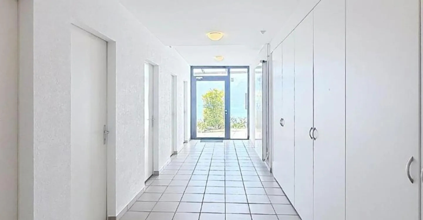 Un appartement baigné de lumière, une terrasse panoramique et une vue à couper le souffle sur le lac. - Foto 2 von 13