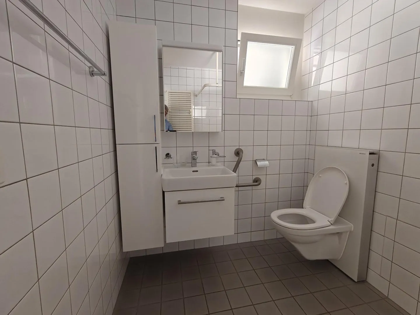 Appartement rénové de 2 1/2 pièces dans une communauté de retraite - Photo 10 sur 12