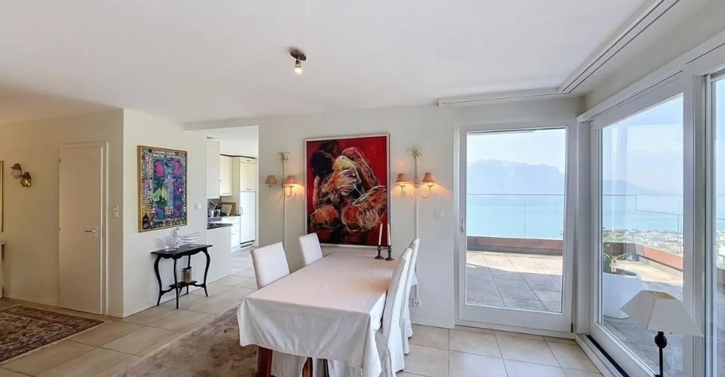Un appartement baigné de lumière, une terrasse panoramique et une vue à couper le souffle sur le lac. - Foto 3 von 13