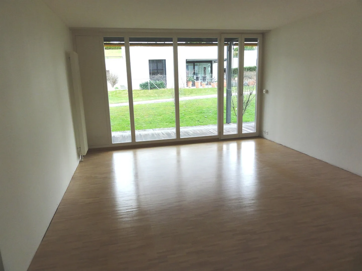 Appartement rénové de 2 1/2 pièces dans une communauté de retraite - Photo 4 sur 12