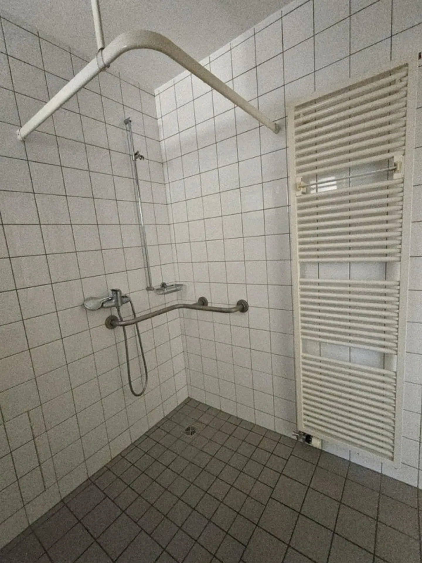 Appartement rénové de 2 1/2 pièces dans une communauté de retraite - Photo 11 sur 12
