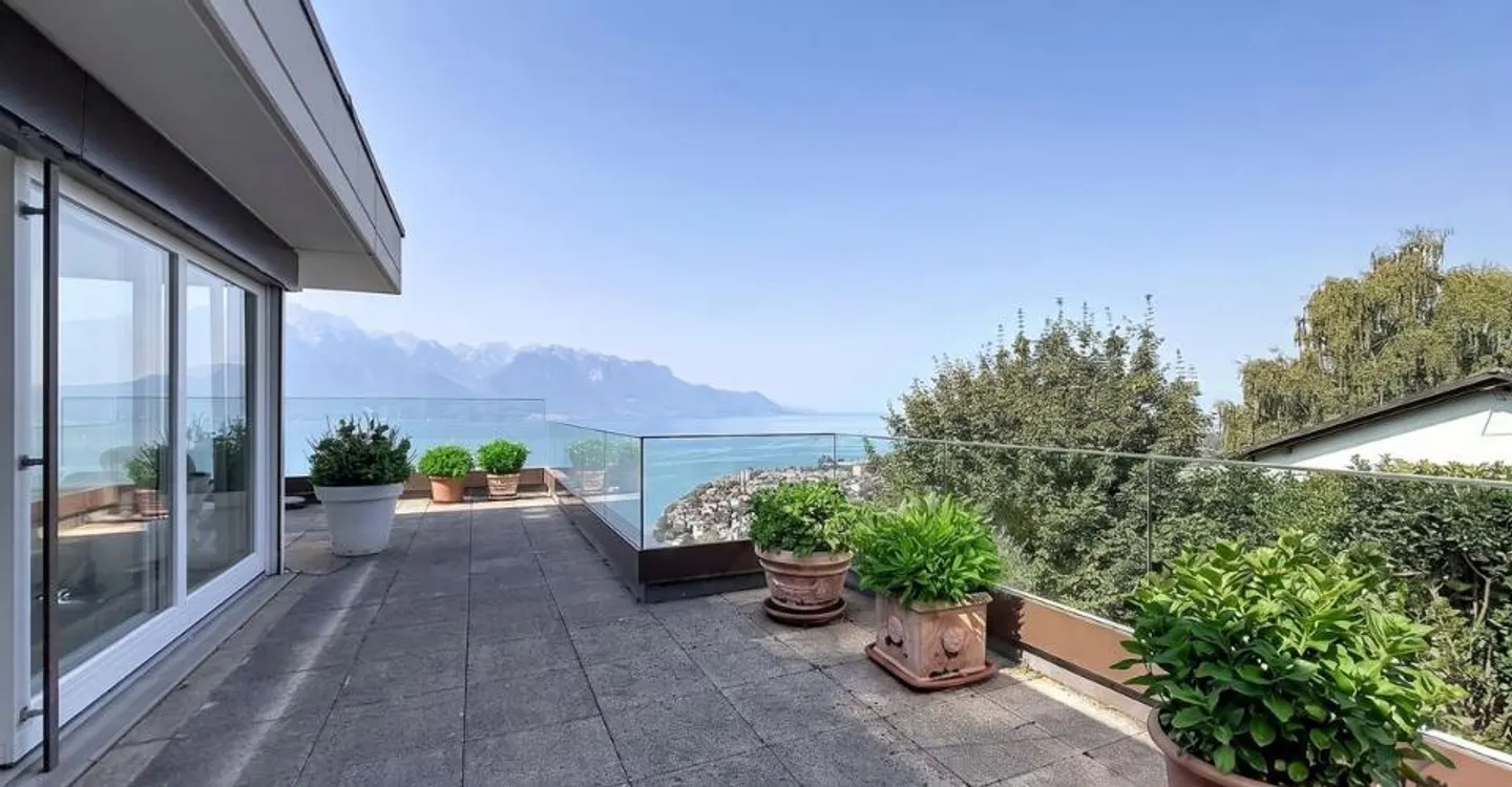 Un appartement baigné de lumière, une terrasse panoramique et une vue à couper le souffle sur le lac. - Foto 5 von 13