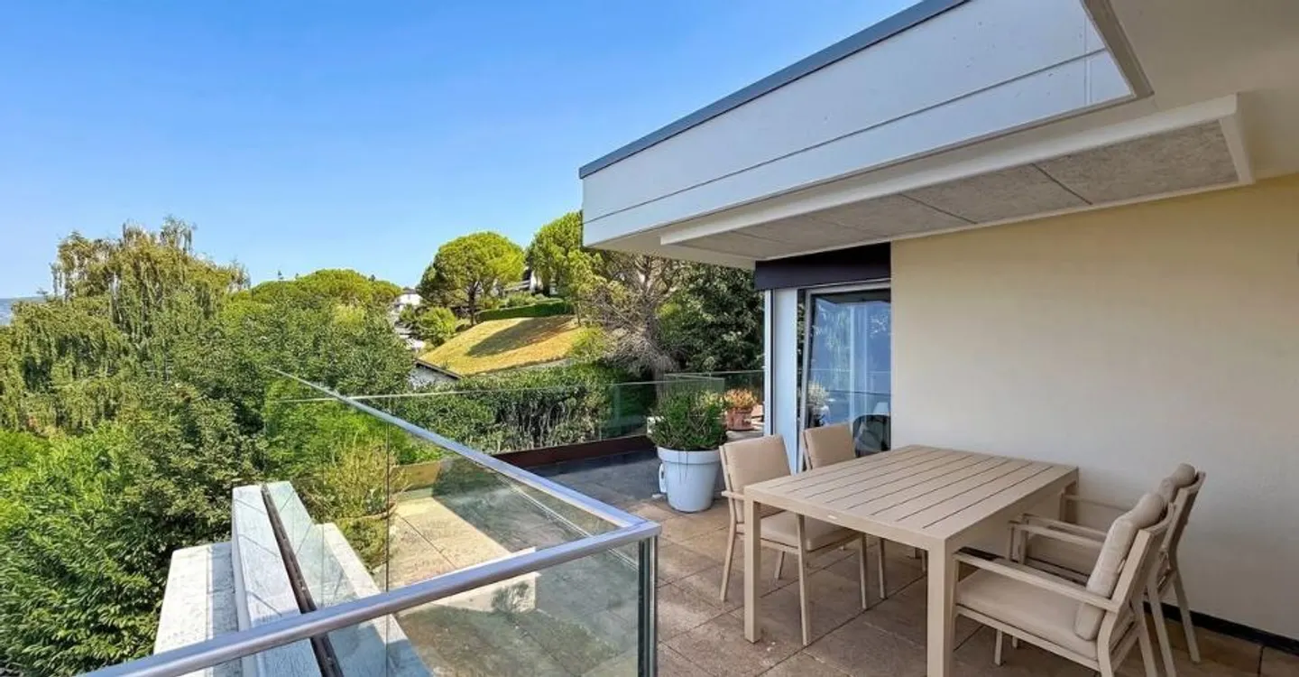 Un appartement baigné de lumière, une terrasse panoramique et une vue à couper le souffle sur le lac. - Foto 8 von 13