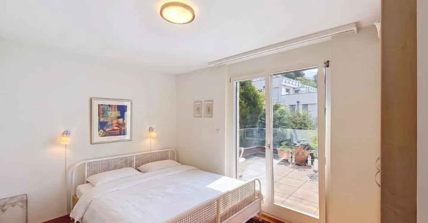 Un appartement baigné de lumière, une terrasse panoramique et une vue à couper le souffle sur le lac. - Foto 10 von 13