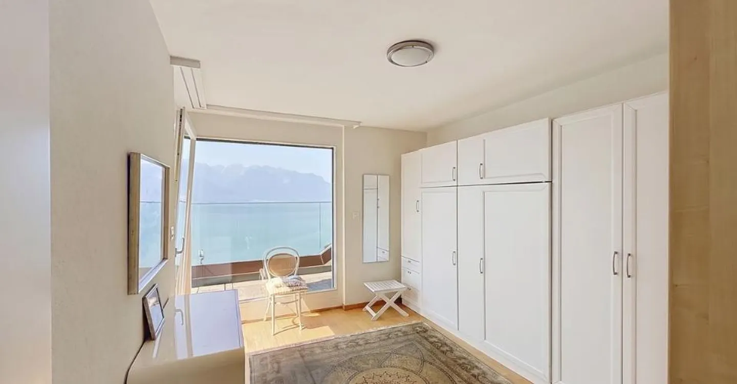 Un appartement baigné de lumière, une terrasse panoramique et une vue à couper le souffle sur le lac. - Foto 11 von 13