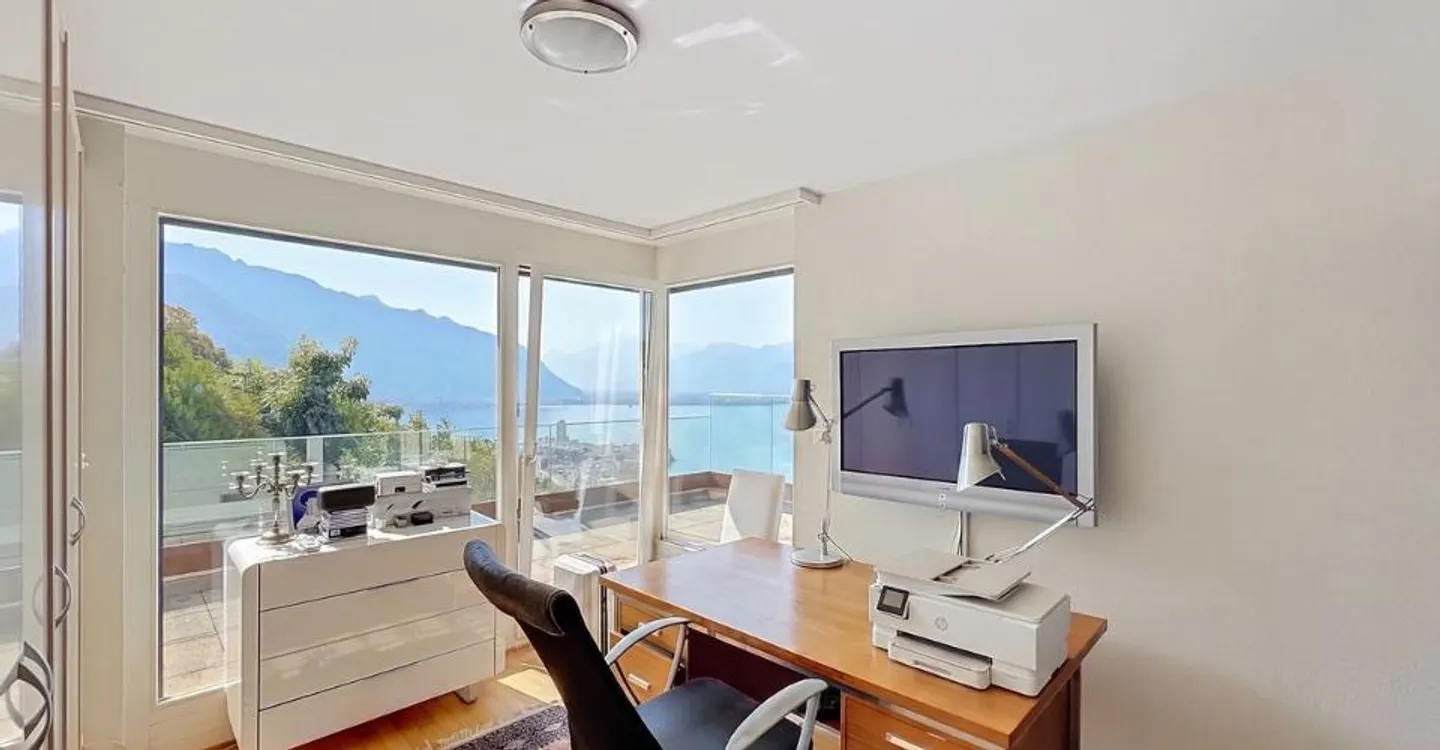 Un appartement baigné de lumière, une terrasse panoramique et une vue à couper le souffle sur le lac. - Foto 12 von 13