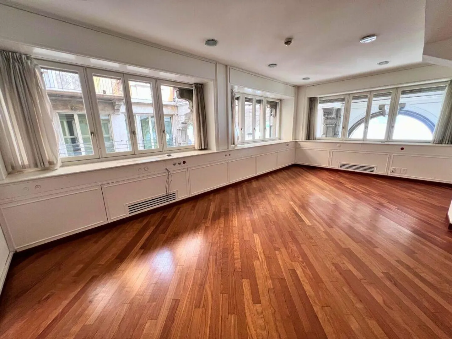 Ufficio in uno degli edifici più prestigiosi e storici della città - Foto 4 di 4