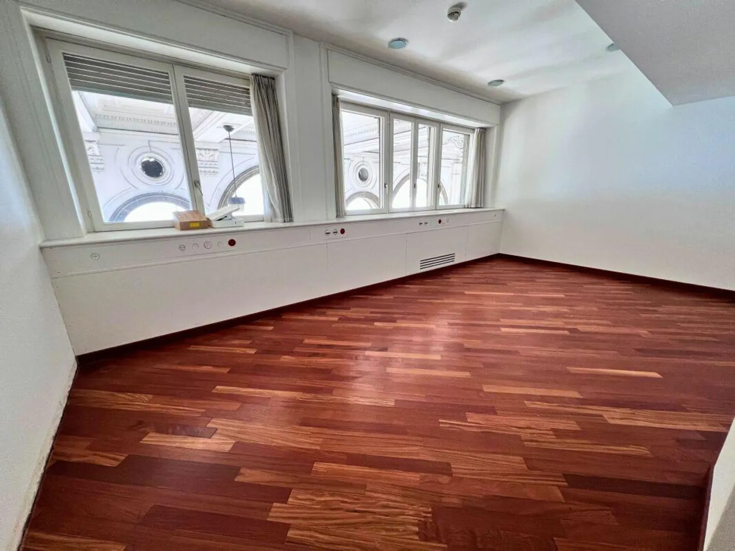 Ufficio in uno degli edifici più prestigiosi e storici della città - Foto 3 di 4