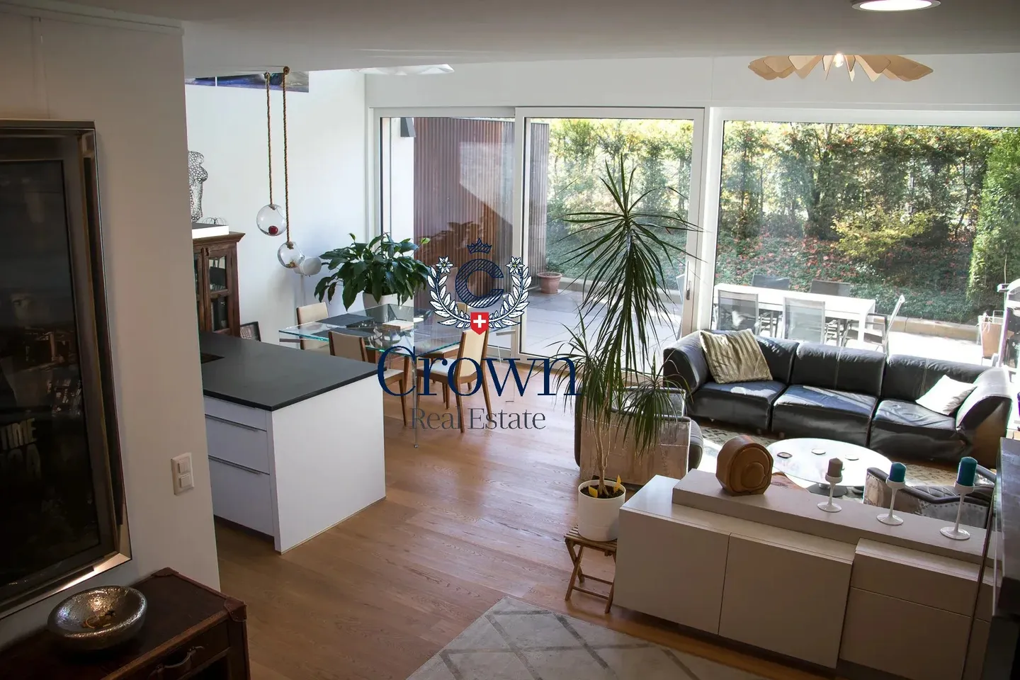 The space of a duplex, downtown Geneva 10 minutes away, everything within reach - Photo 3 of 43