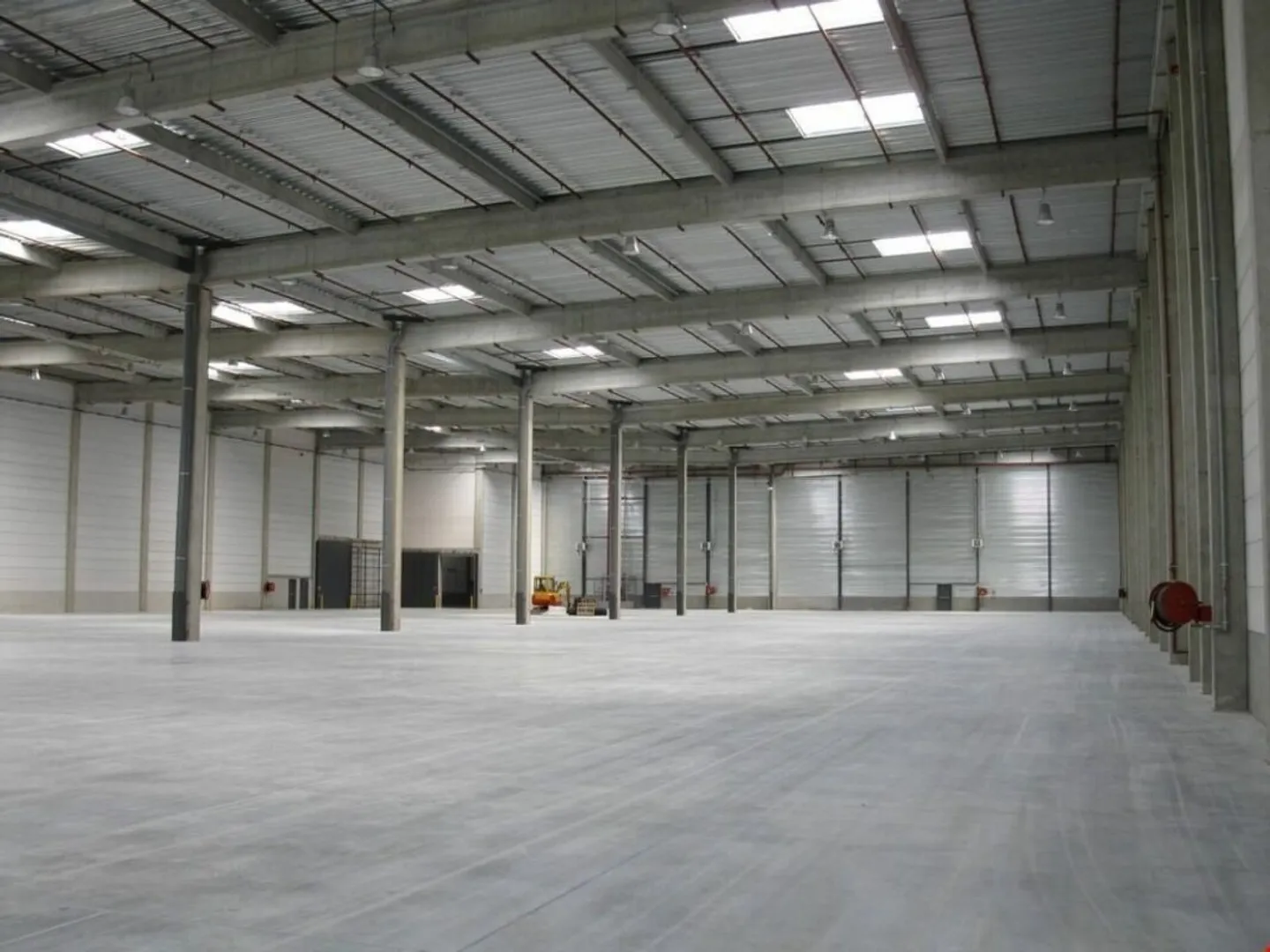 Covered open halls for rent 1760 m2 divisible 880 m2 - Photo 3 of 8