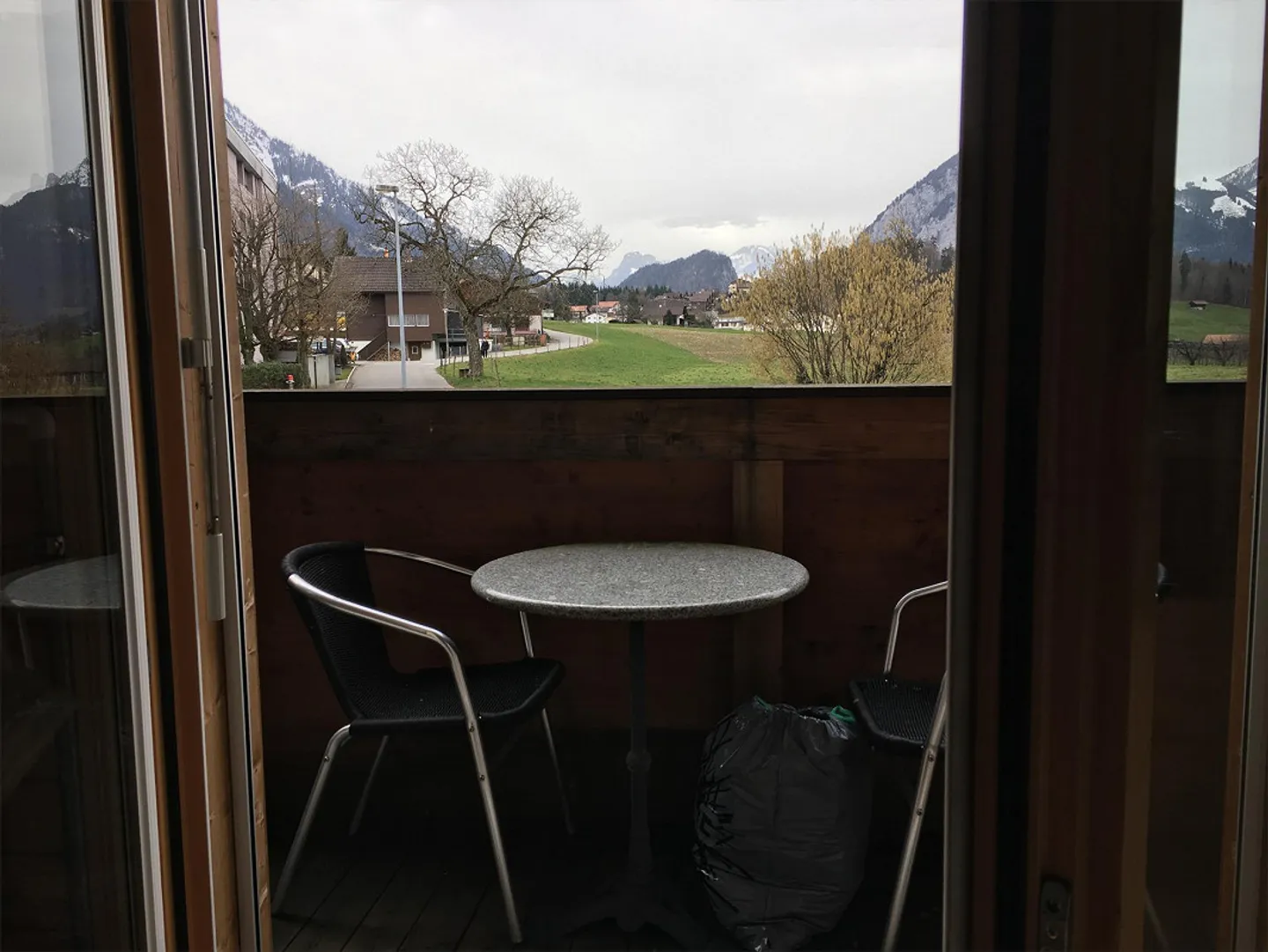 "Charmante 2-Zimmer-Wohnung mit Bergblick in Spiez" - Foto 3 von 6