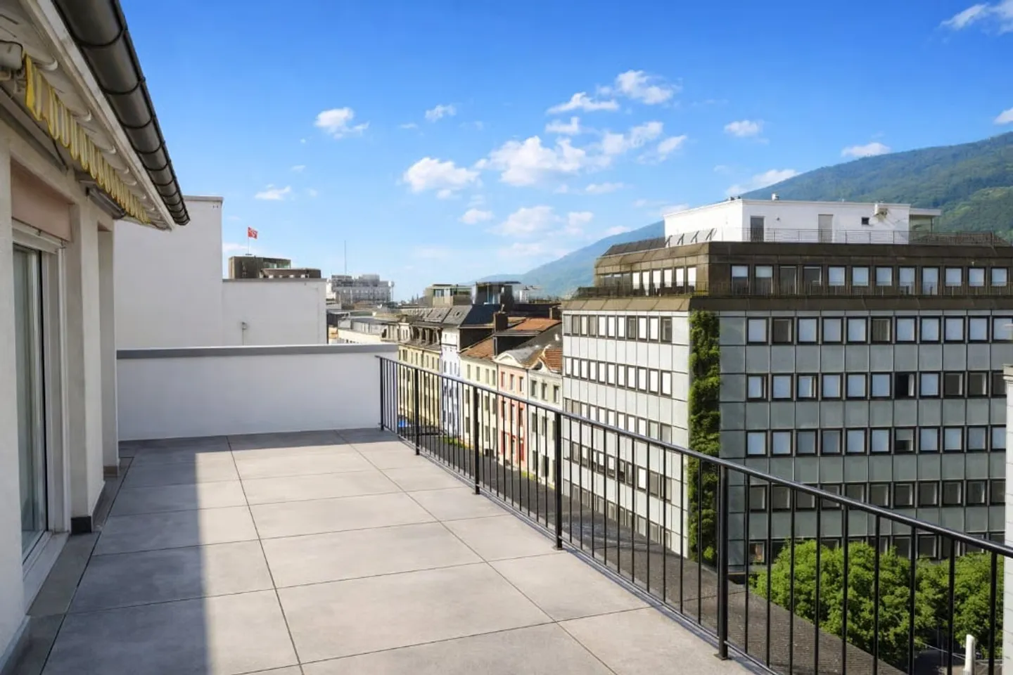 Bright attic apartment with a large terrace and fireplace - Photo 9 of 11