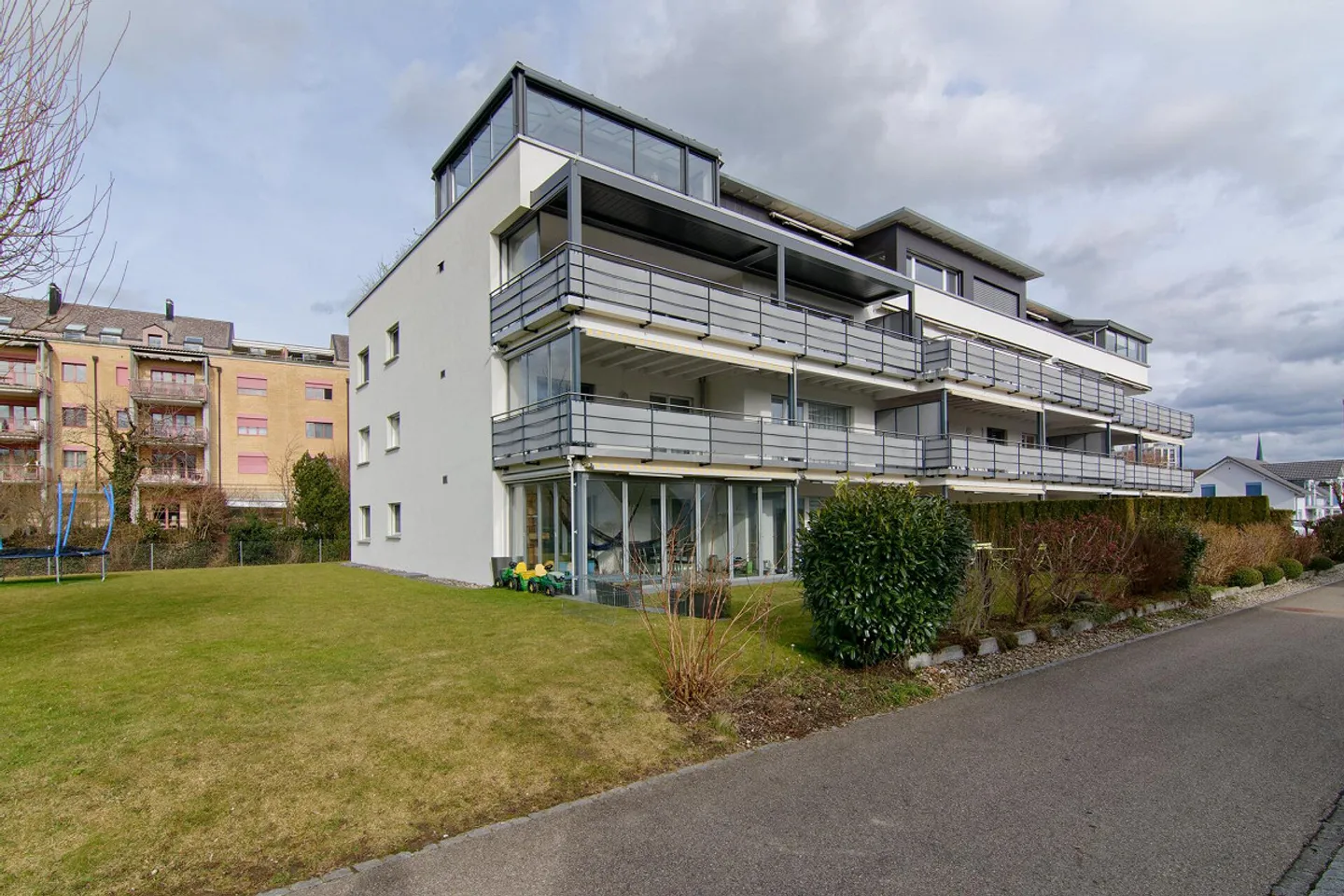 Spacious penthouse apartment with panoramic views, winter garden, and hobby room - Photo 5 of 56