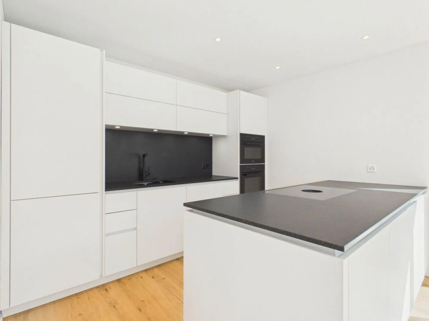 Esclusiva casa a schiera di nuova costruzione con giardino, balcone e massimo comfort abitativo - Foto 2 di 19