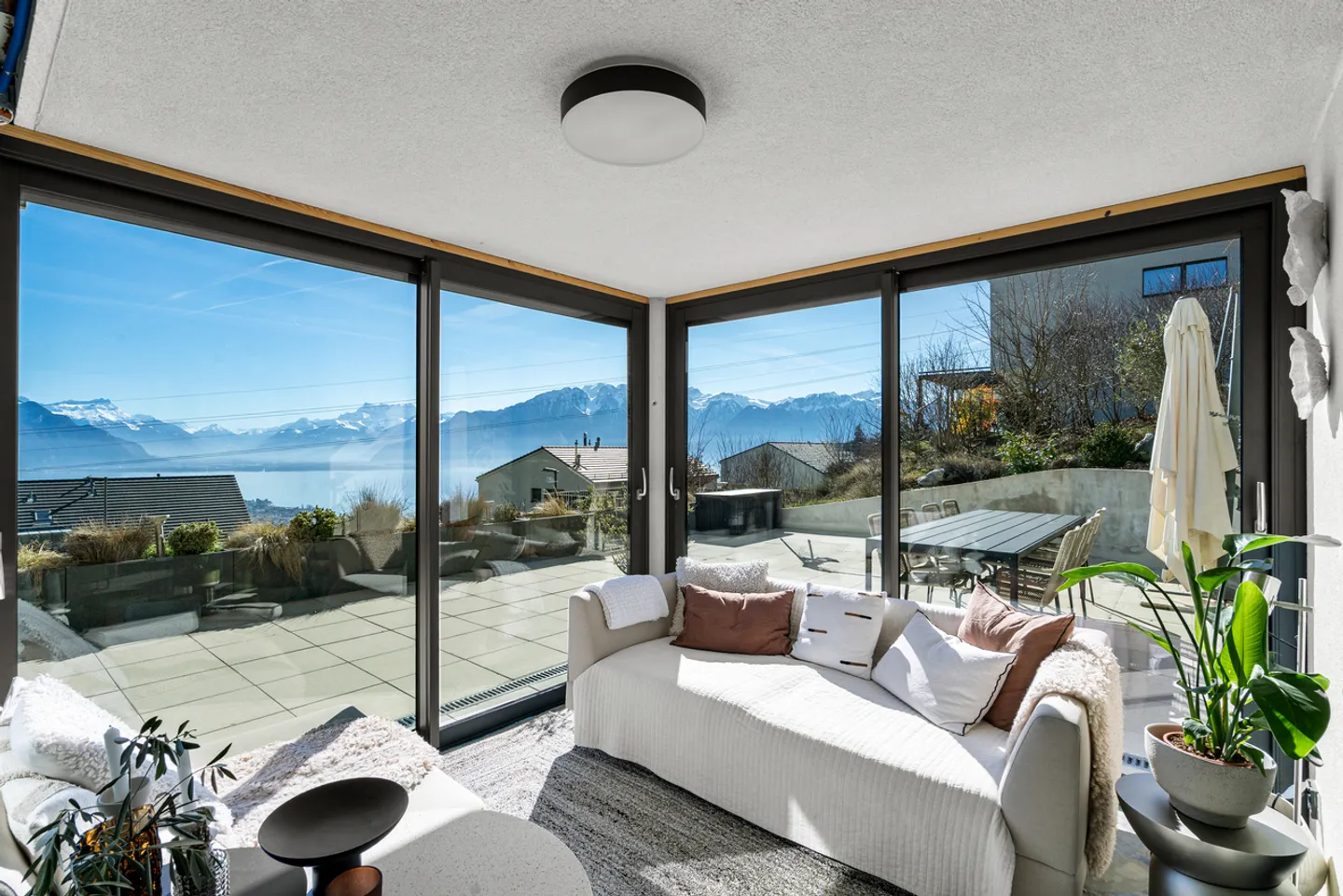 Individual villa with lake view in the heart of Jongny! - Photo 4 of 15