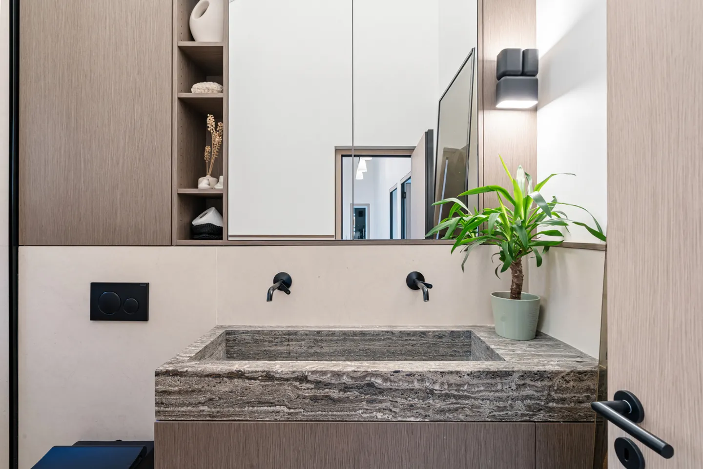 Individual villa with lake view in the heart of Jongny! - Photo 13 of 15