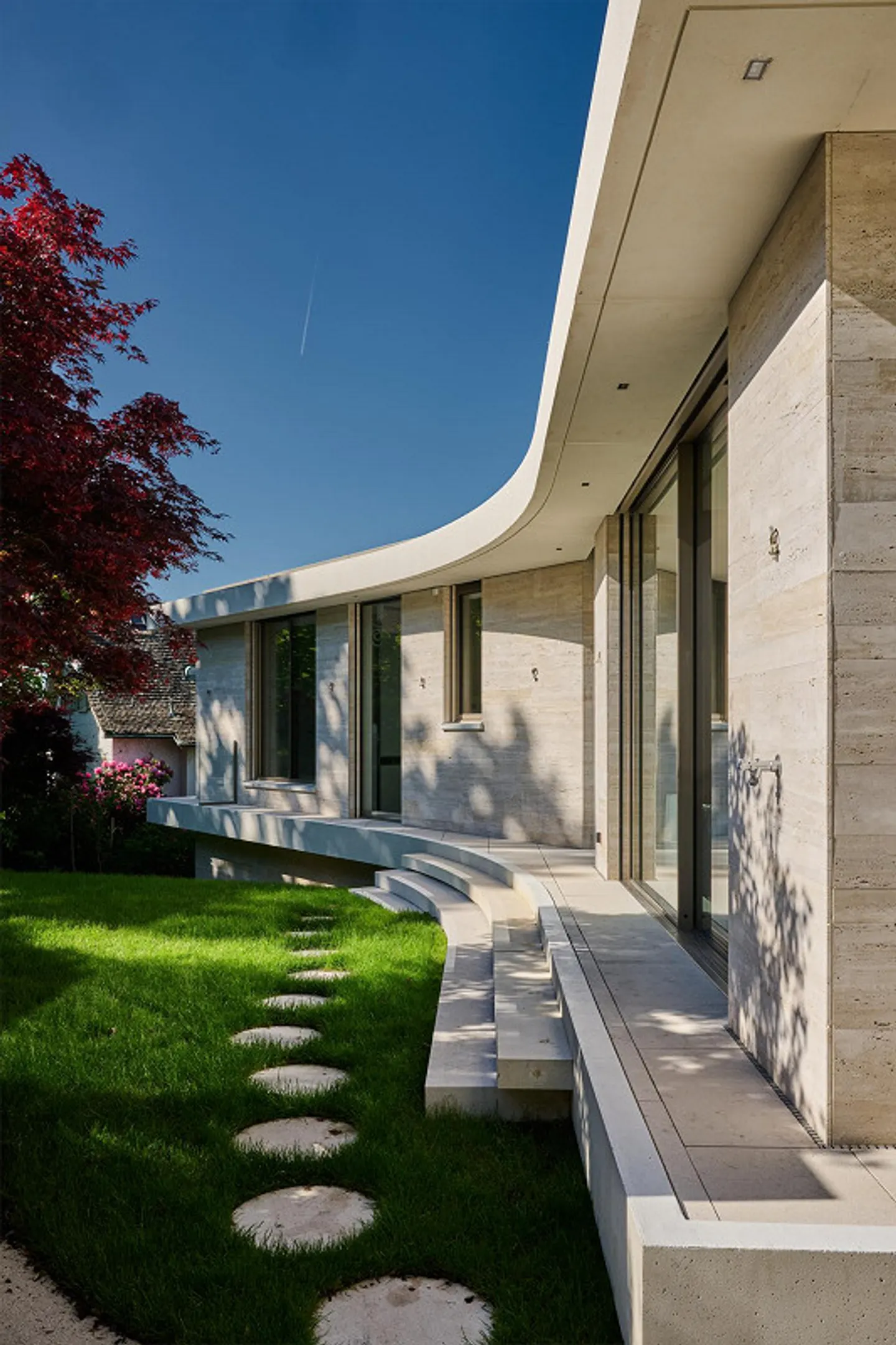 Villa neuve exclusive avec vue sur le lac, piscine extérieure et jardin idyllique - Photo 2 sur 9