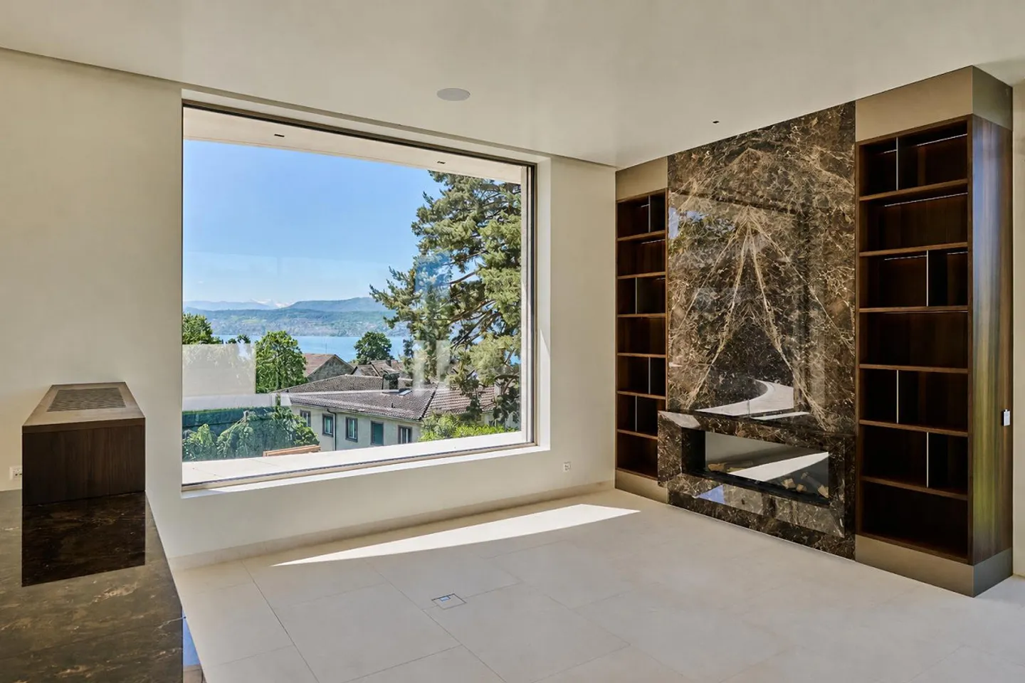 Villa neuve exclusive avec vue sur le lac, piscine extérieure et jardin idyllique - Photo 3 sur 9