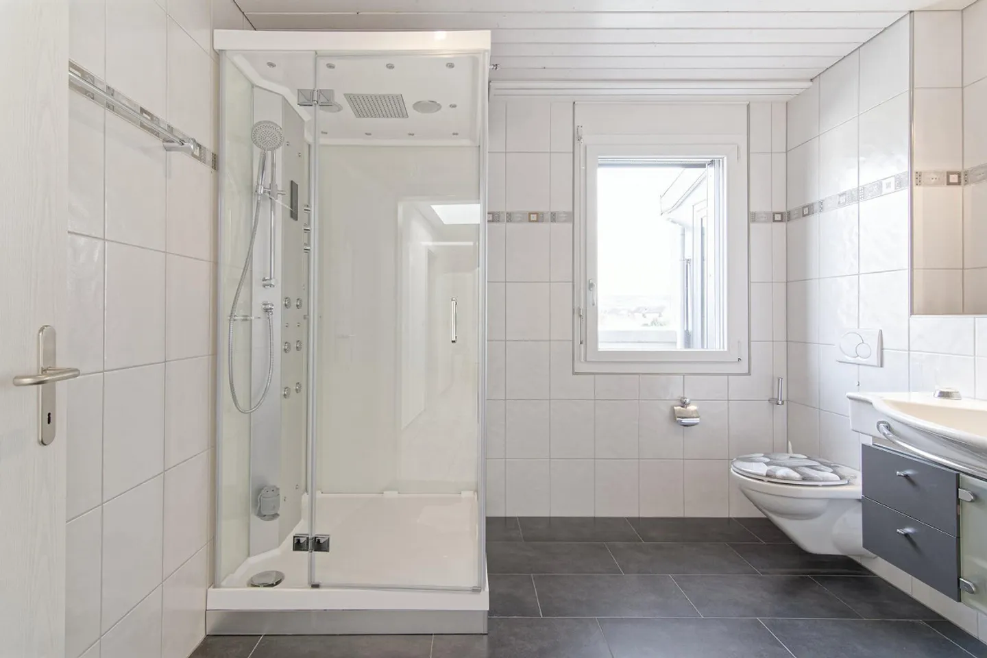 Spacious penthouse apartment with panoramic views, winter garden, and hobby room - Photo 23 of 56