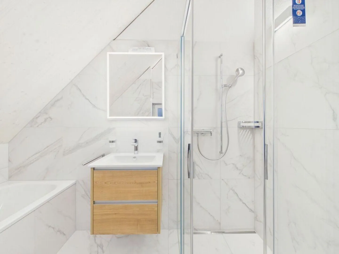 Esclusiva casa a schiera di nuova costruzione con giardino, balcone e massimo comfort abitativo - Foto 15 di 19