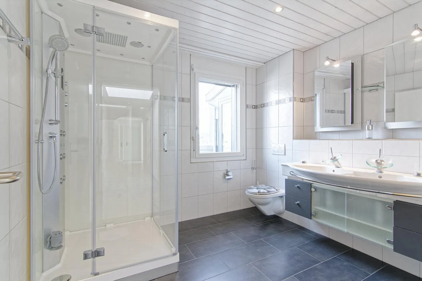 Spacious penthouse apartment with panoramic views, winter garden, and hobby room - Photo 24 of 56