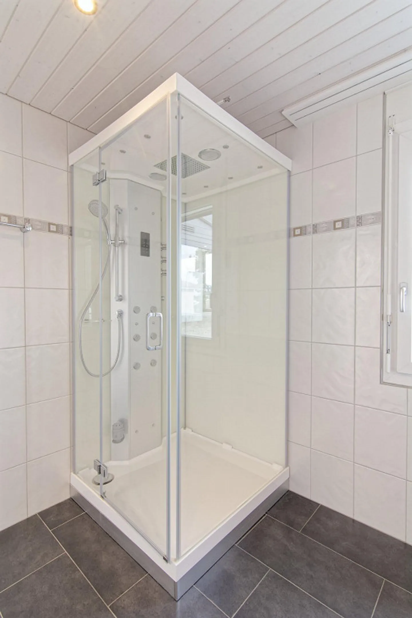 Spacious penthouse apartment with panoramic views, winter garden, and hobby room - Photo 25 of 56