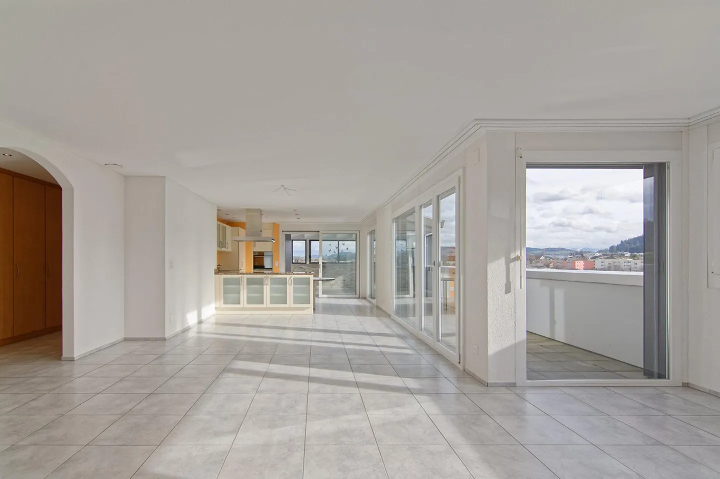 Spacious penthouse apartment with panoramic views, winter garden, and hobby room - Photo 28 of 56