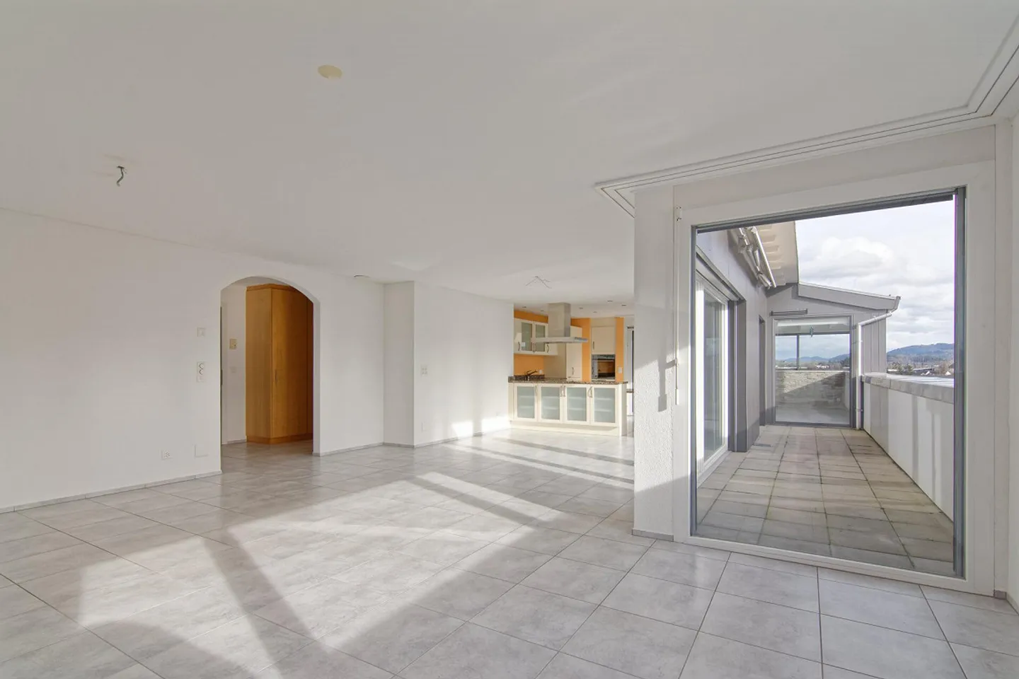 Spacious penthouse apartment with panoramic views, winter garden, and hobby room - Photo 30 of 56