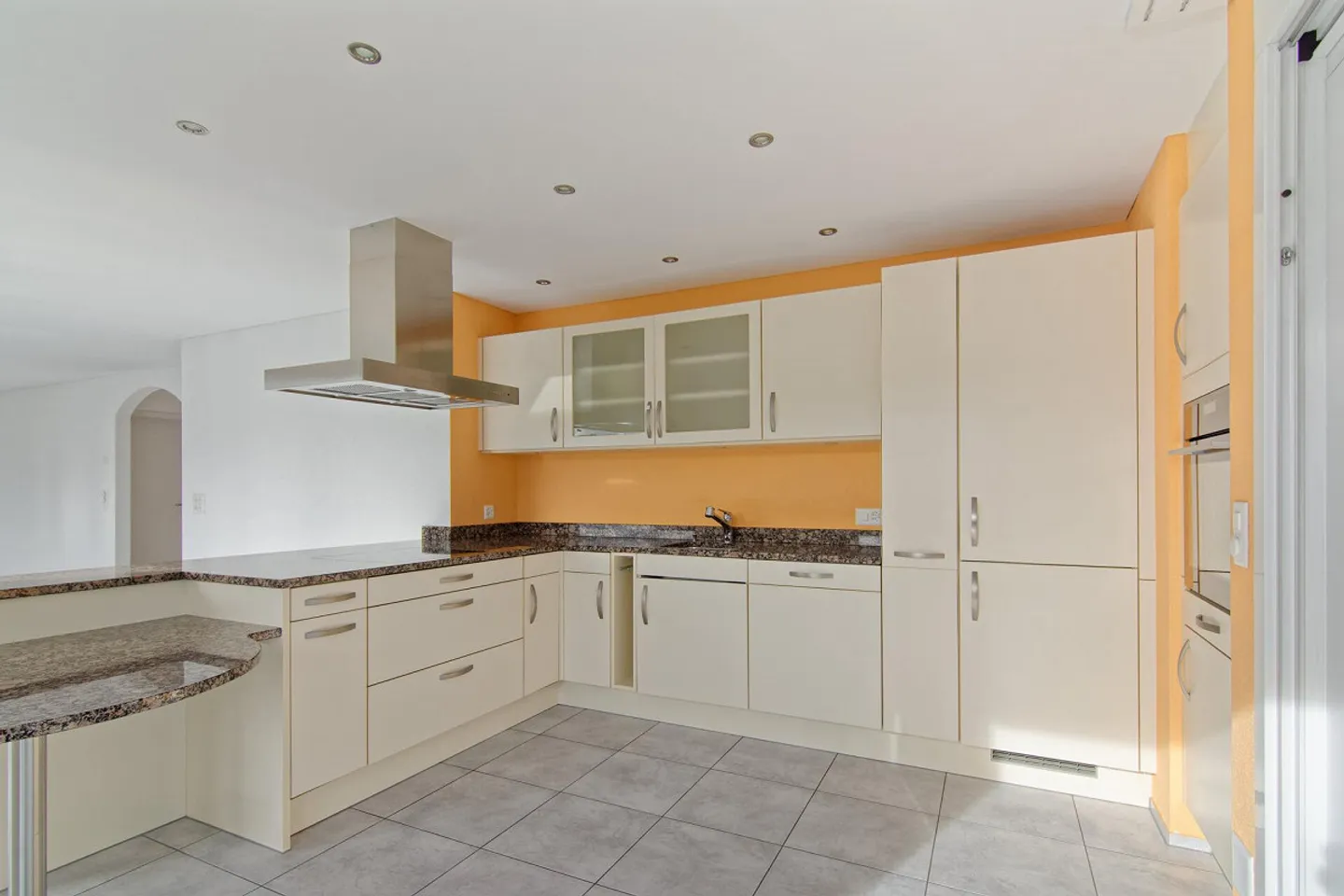 Spacious penthouse apartment with panoramic views, winter garden, and hobby room - Photo 32 of 56