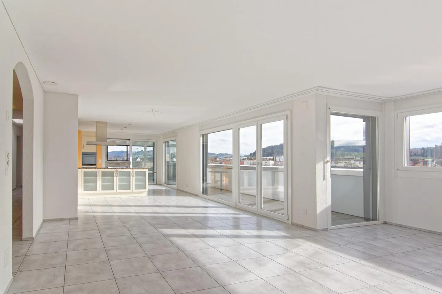 Spacious penthouse apartment with panoramic views, winter garden, and hobby room - Photo 29 of 56