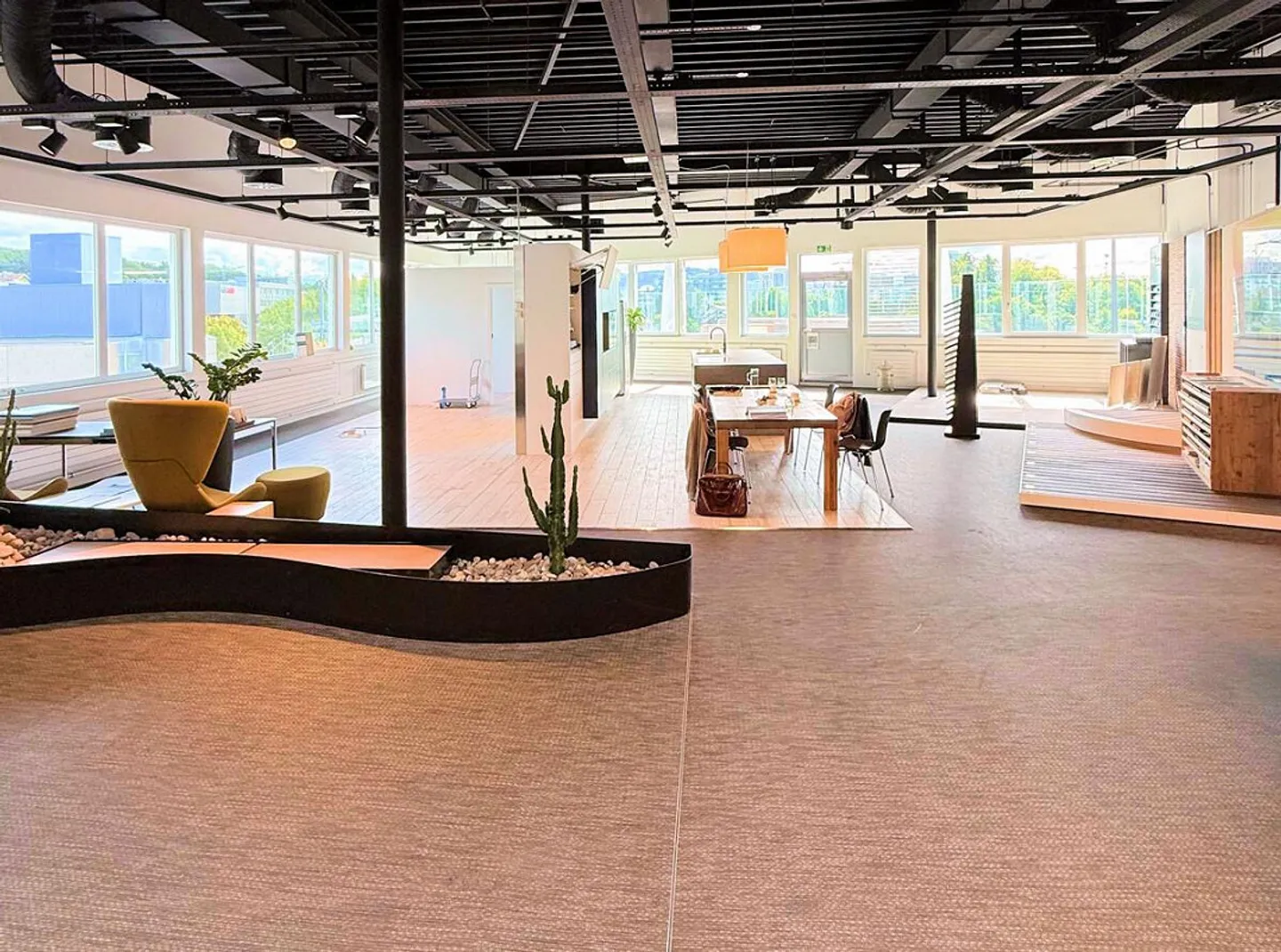 Licht. Raum. Möglichkeiten. Ihre Ausstellungsfläche in Ittigen! - Foto 2 von 13