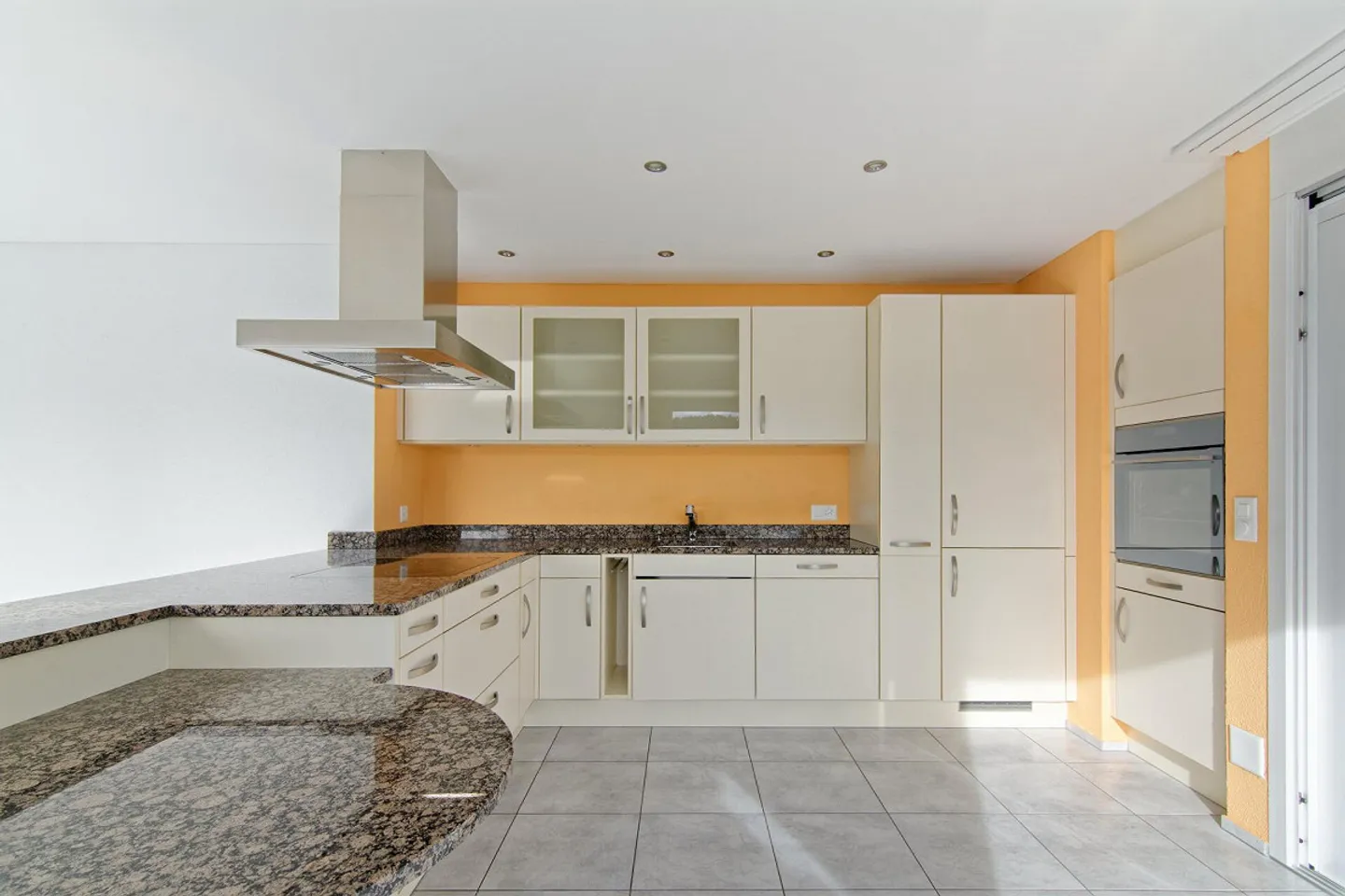 Spacious penthouse apartment with panoramic views, winter garden, and hobby room - Photo 33 of 56