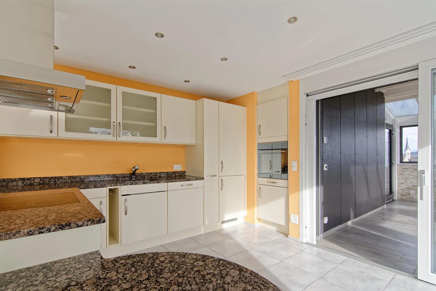 Spacious penthouse apartment with panoramic views, winter garden, and hobby room - Photo 34 of 56