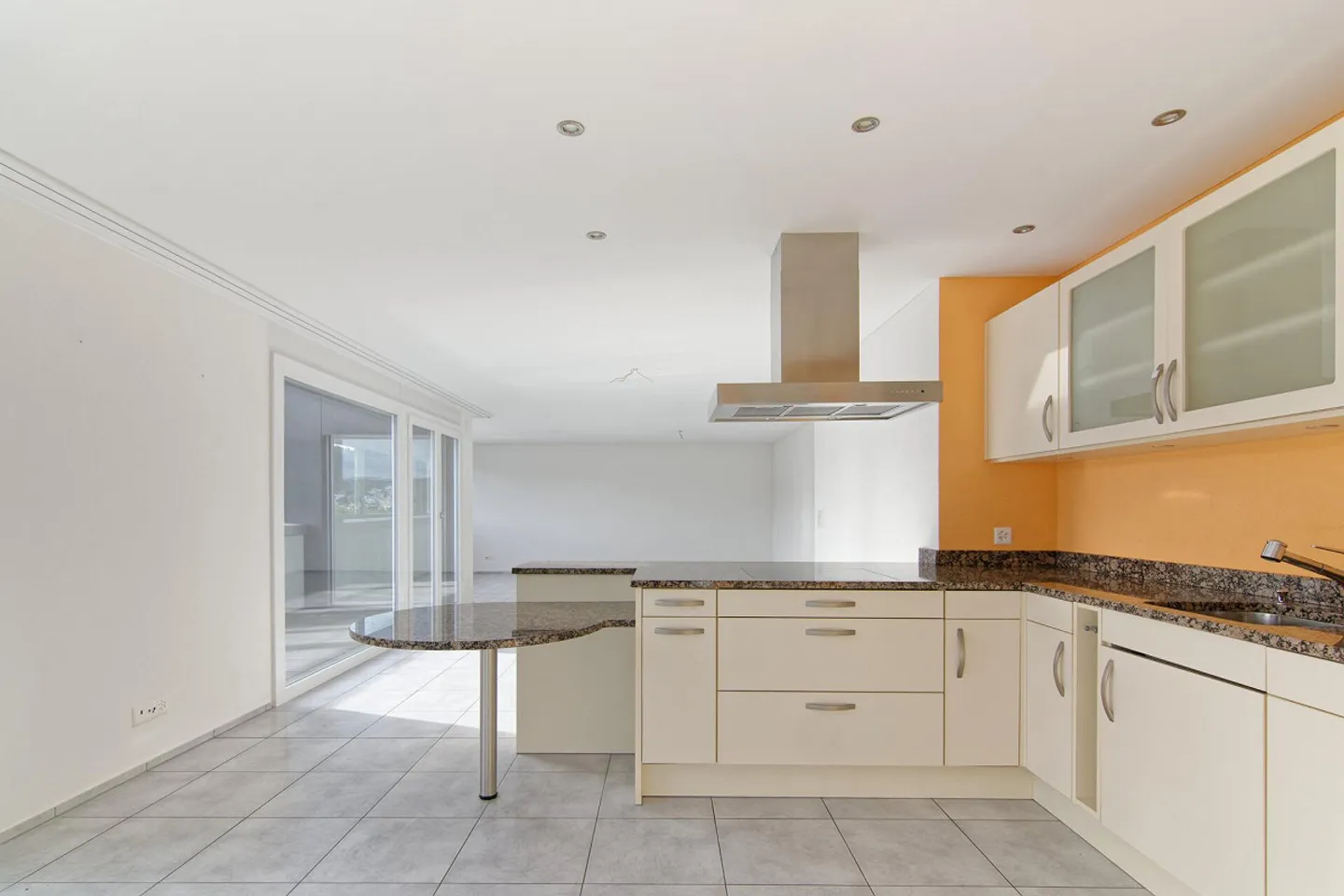 Spacious penthouse apartment with panoramic views, winter garden, and hobby room - Photo 35 of 56