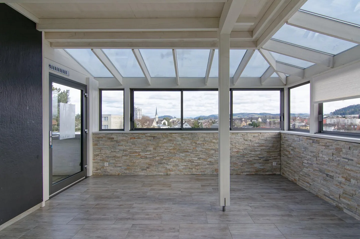 Spacious penthouse apartment with panoramic views, winter garden, and hobby room - Photo 37 of 56