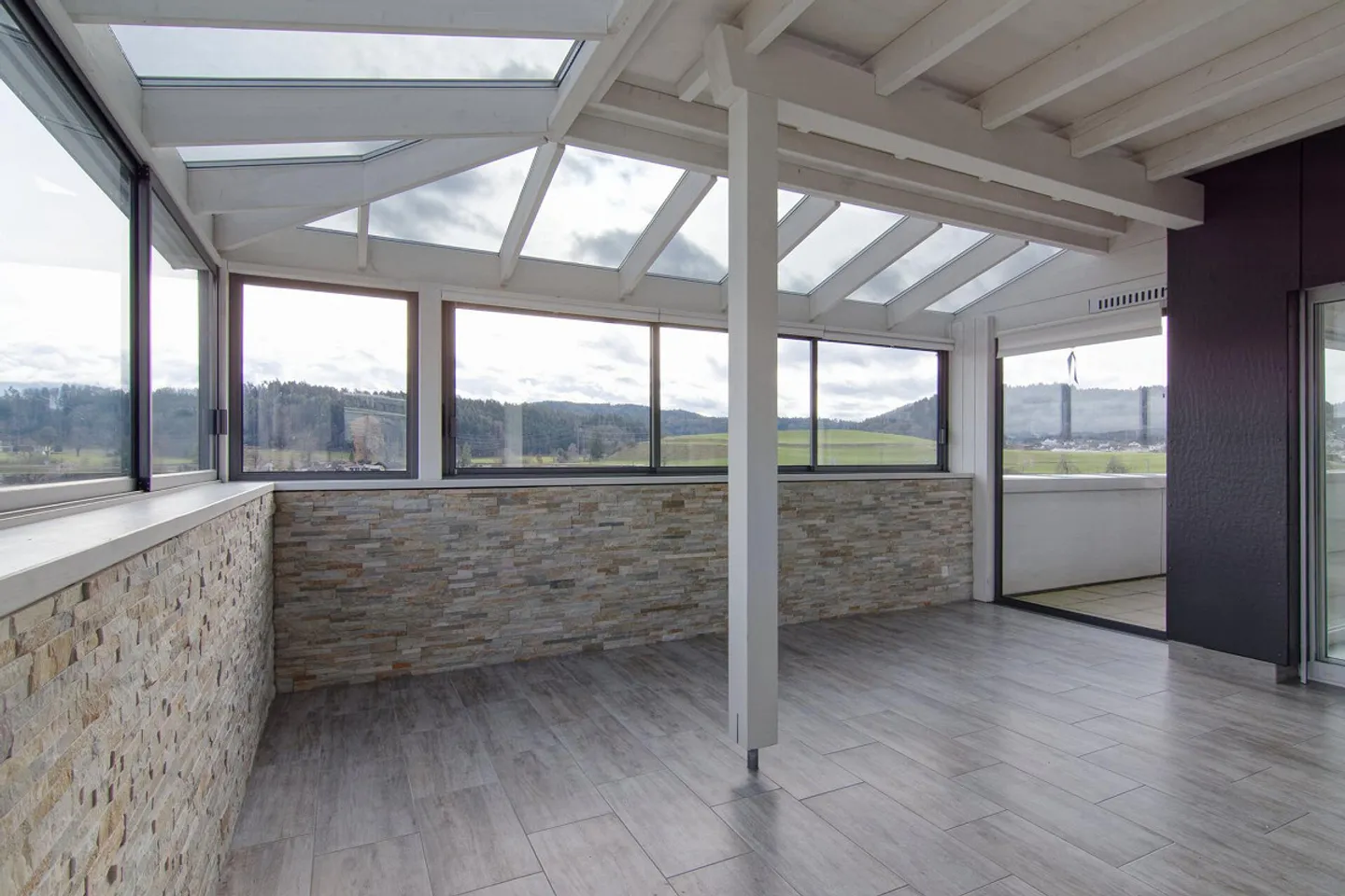 Spacious penthouse apartment with panoramic views, winter garden, and hobby room - Photo 38 of 56