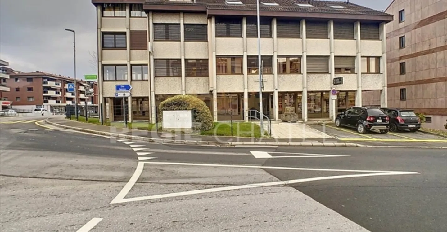 Edificio ad uso misto in affitto - Foto 2 di 5