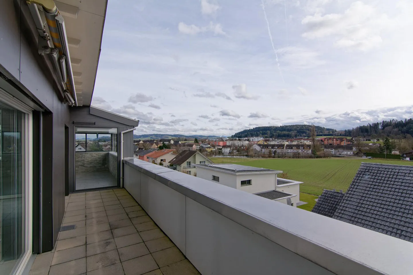 Spacious penthouse apartment with panoramic views, winter garden, and hobby room - Photo 41 of 56