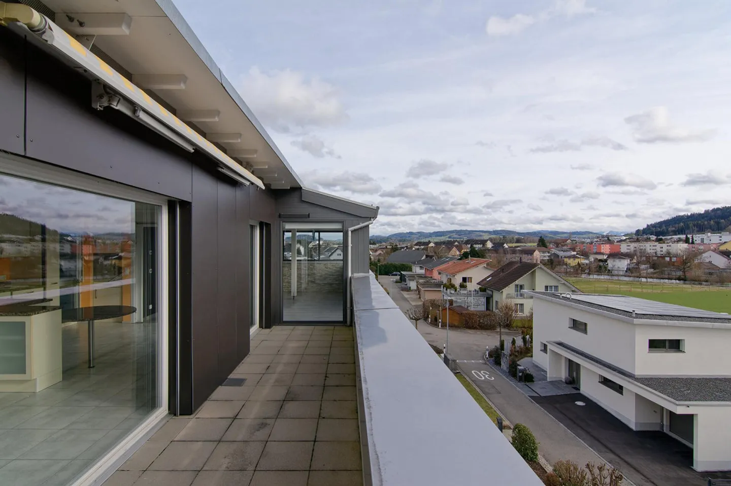 Spacious penthouse apartment with panoramic views, winter garden, and hobby room - Photo 42 of 56