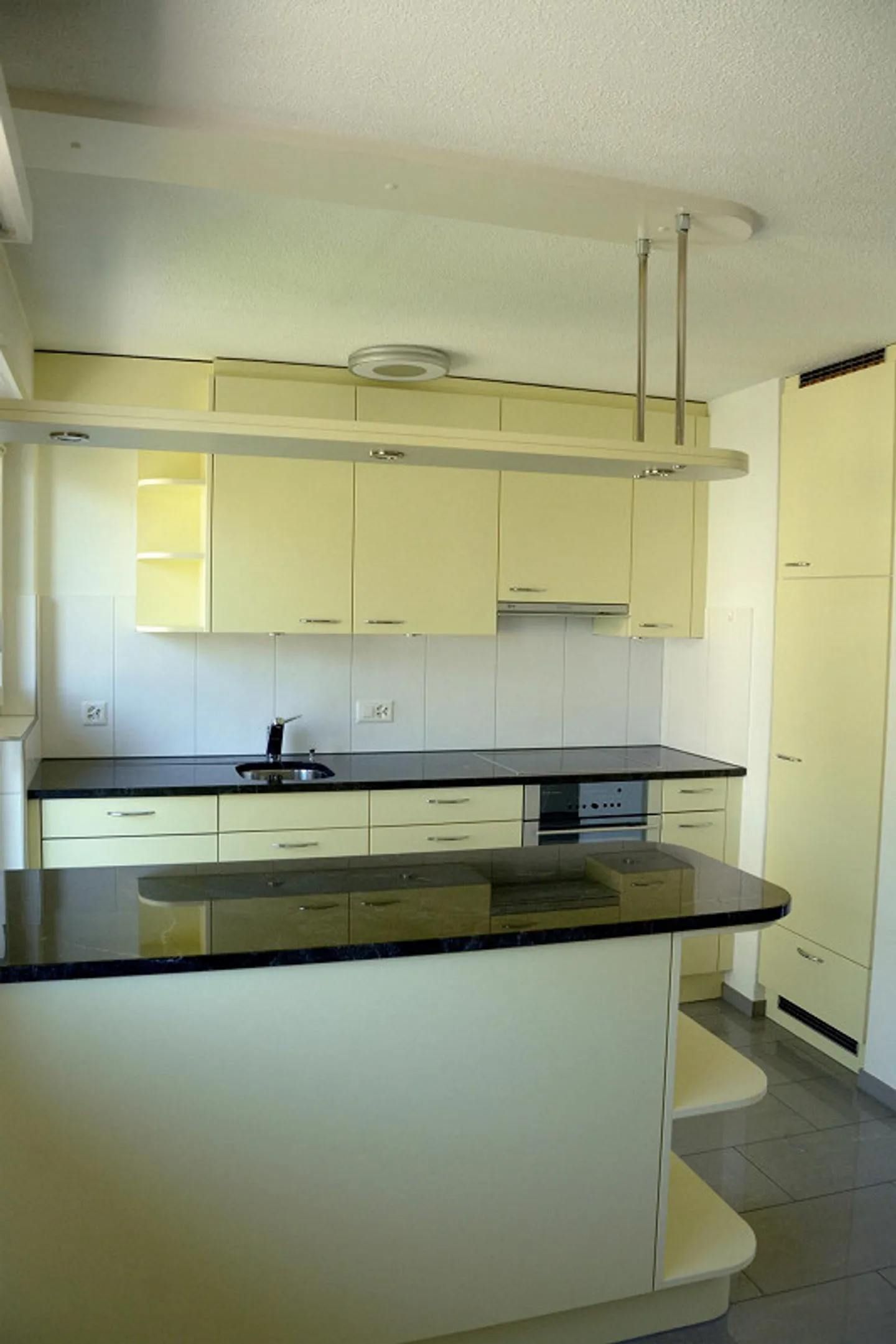 Appartement lumineux et calme de 4 1/2 pièces au 3ème étage - Photo 2 sur 9