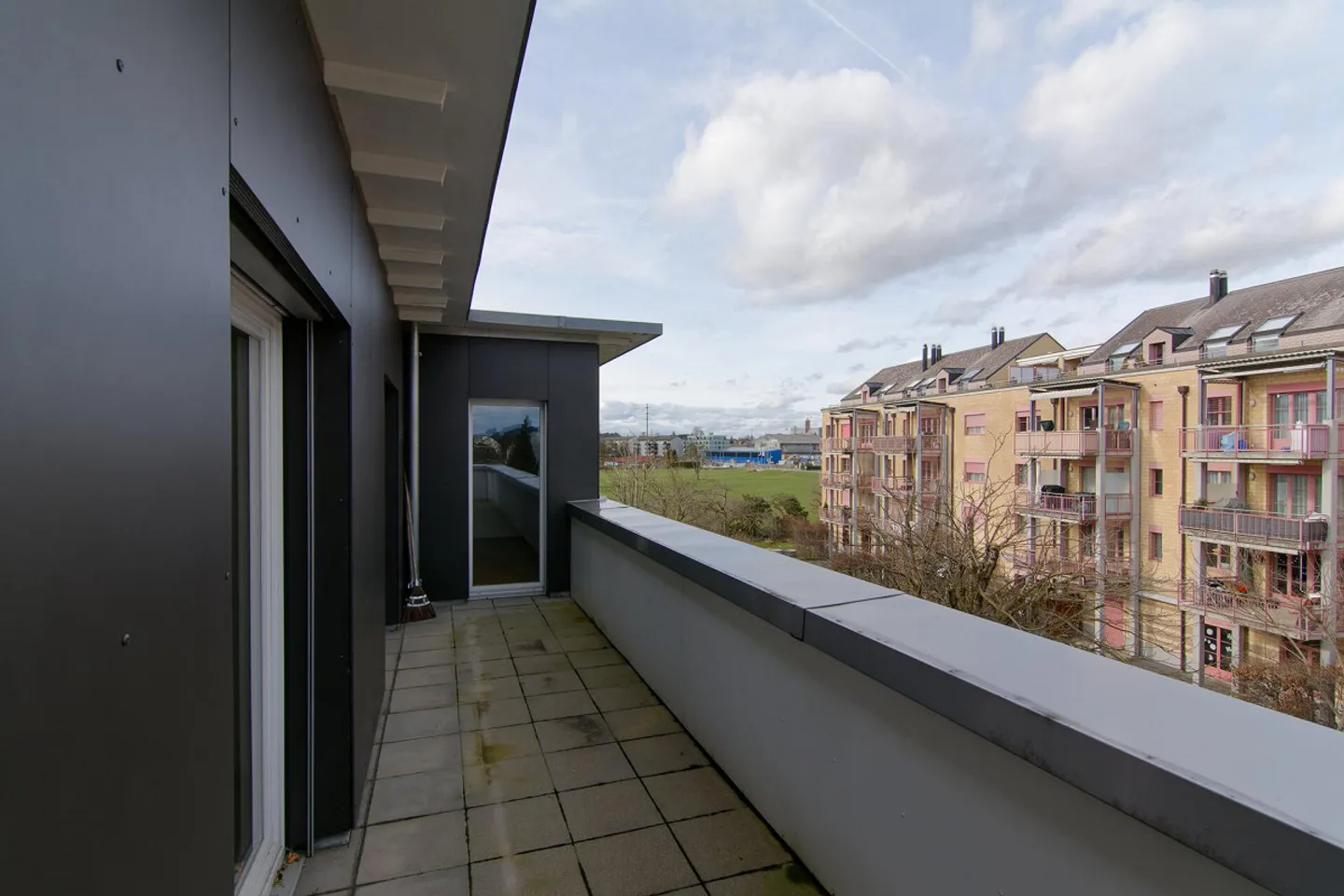 Spacious penthouse apartment with panoramic views, winter garden, and hobby room - Photo 47 of 56