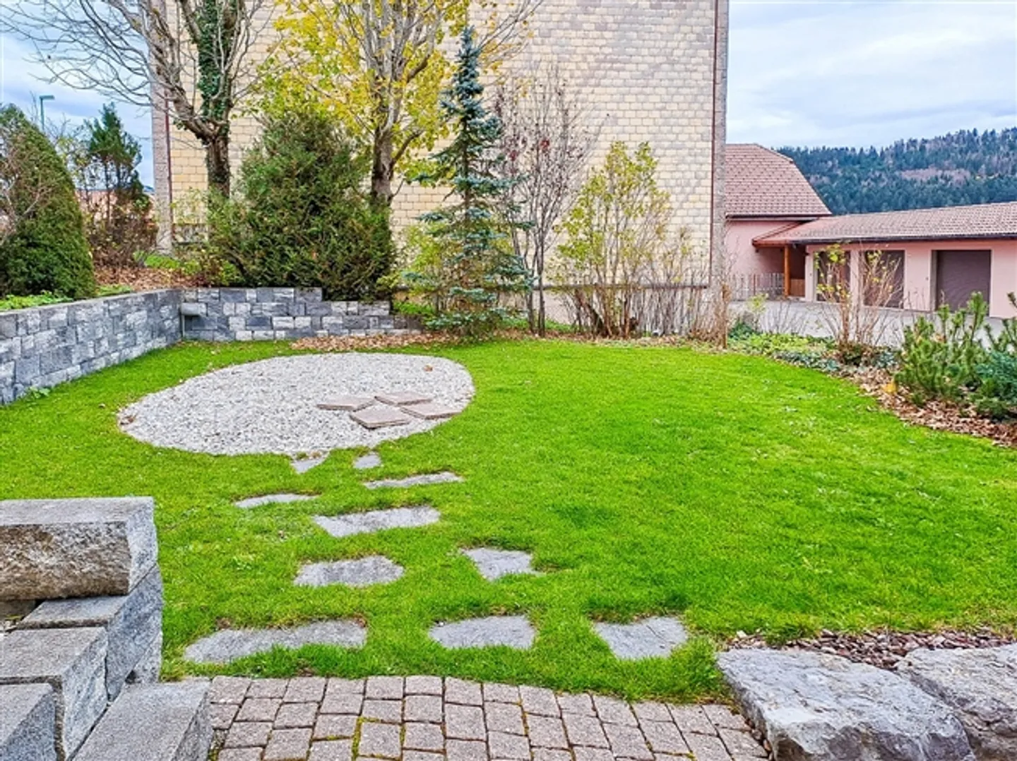 4-room apartment on the ground floor, communal garden with garage additionally - Photo 13 of 14