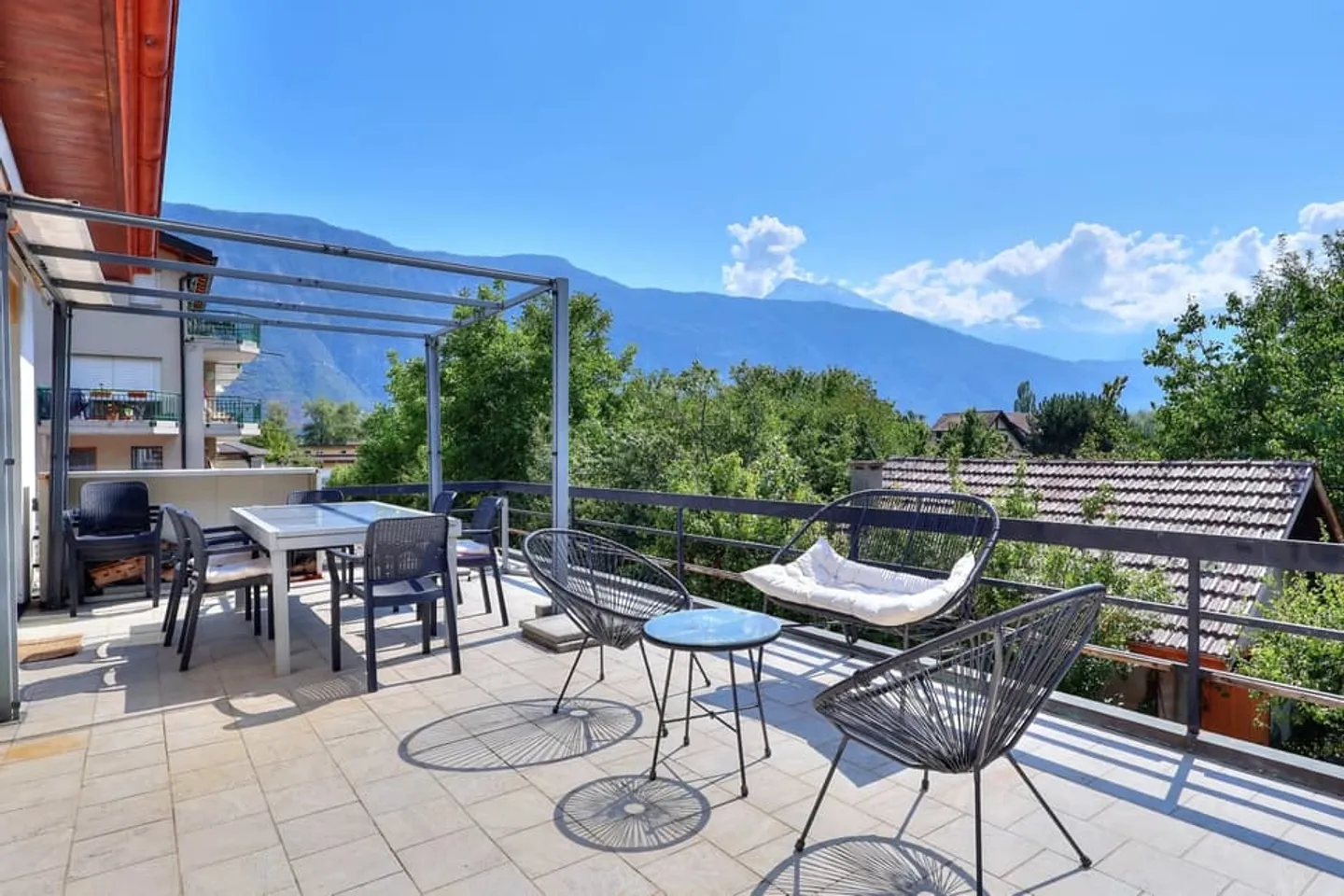 Remarkable potential for this charming 5.5 room apartment - Photo 1 of 9