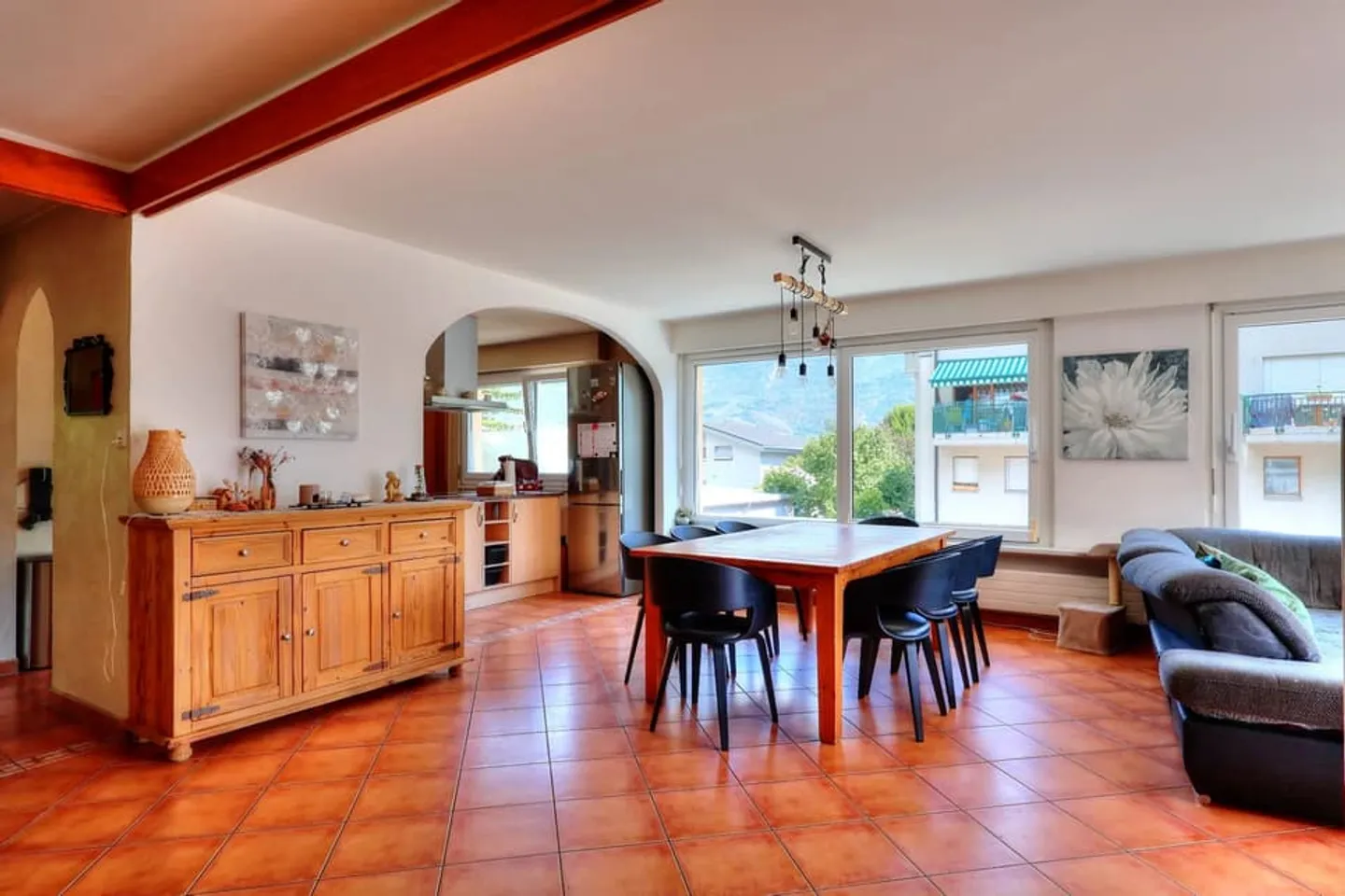 Remarkable potential for this charming 5.5 room apartment - Photo 3 of 9