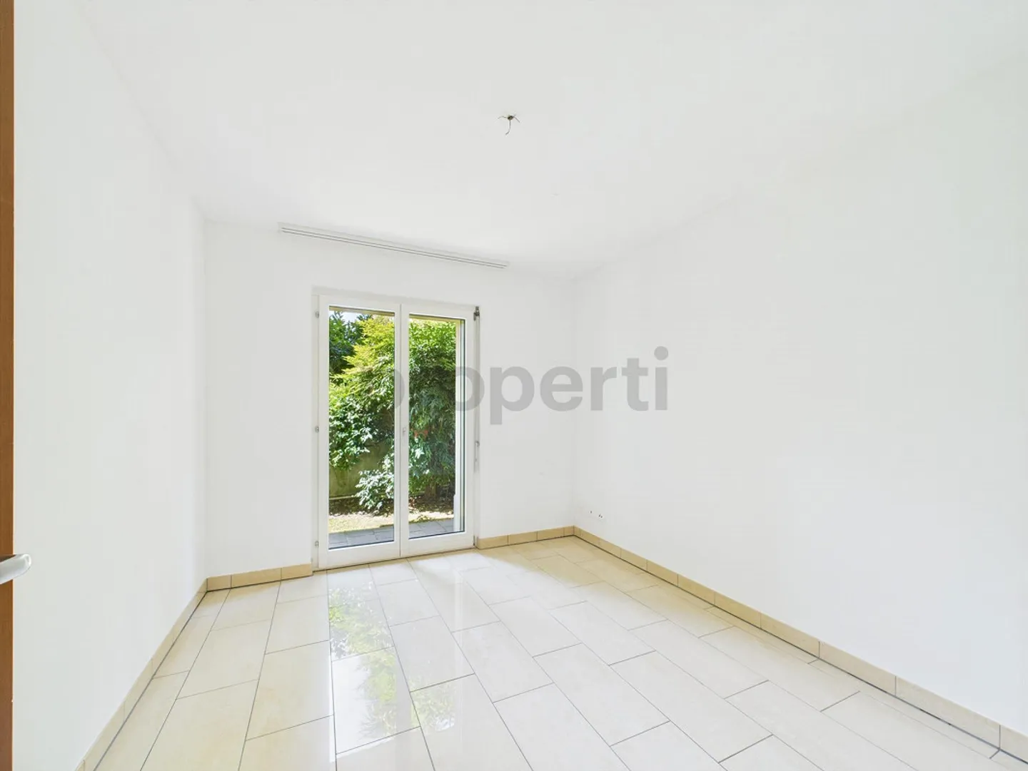 Appartamento luminoso con giardino - Foto 8 di 13