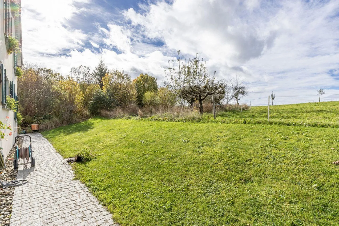 Idyllic Living Happiness: Detached 7.5-Room Farmhouse with Barn - Photo 7 of 8