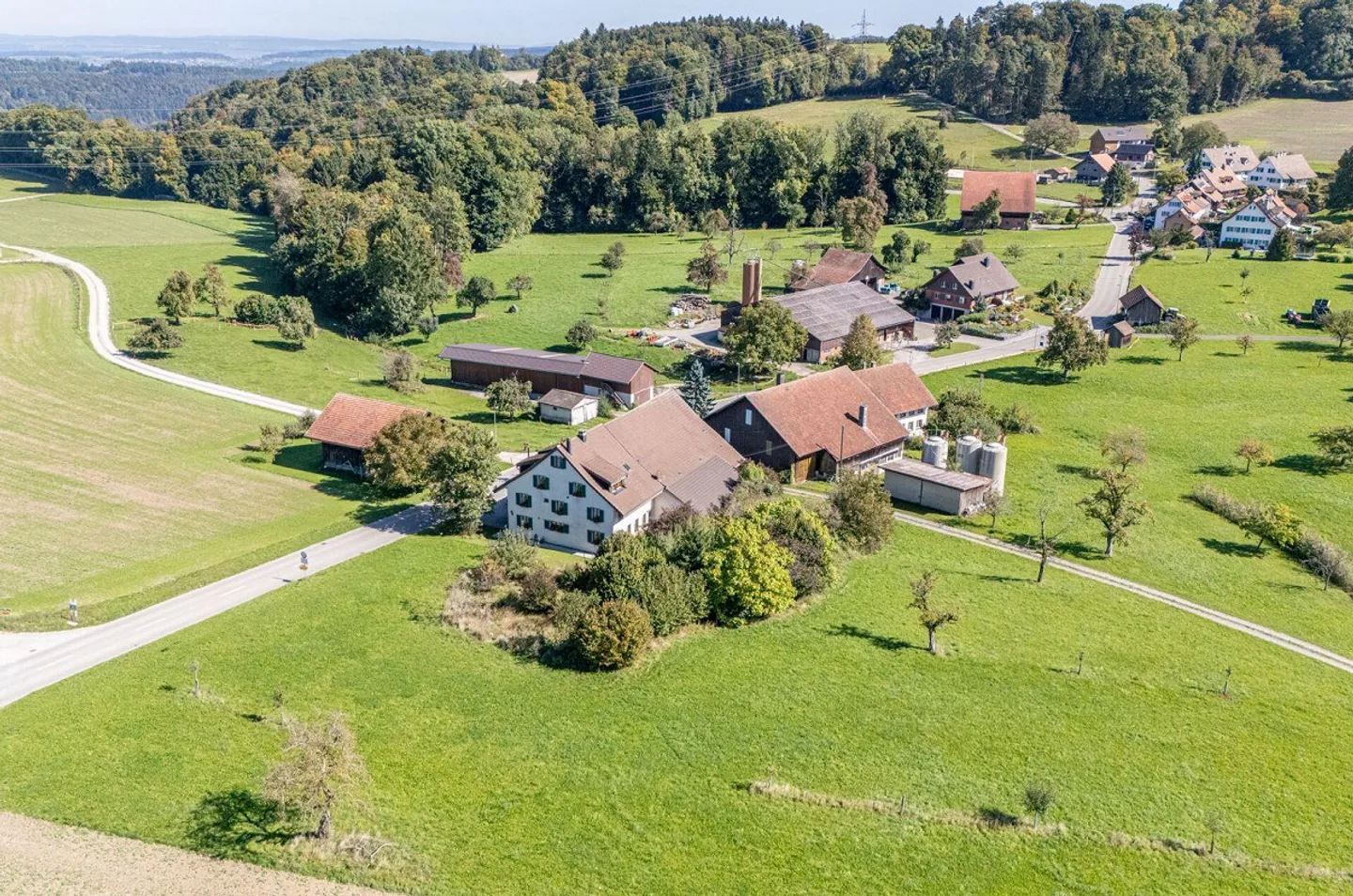 Idyllic Living Happiness: Detached 7.5-Room Farmhouse with Barn - Photo 8 of 8