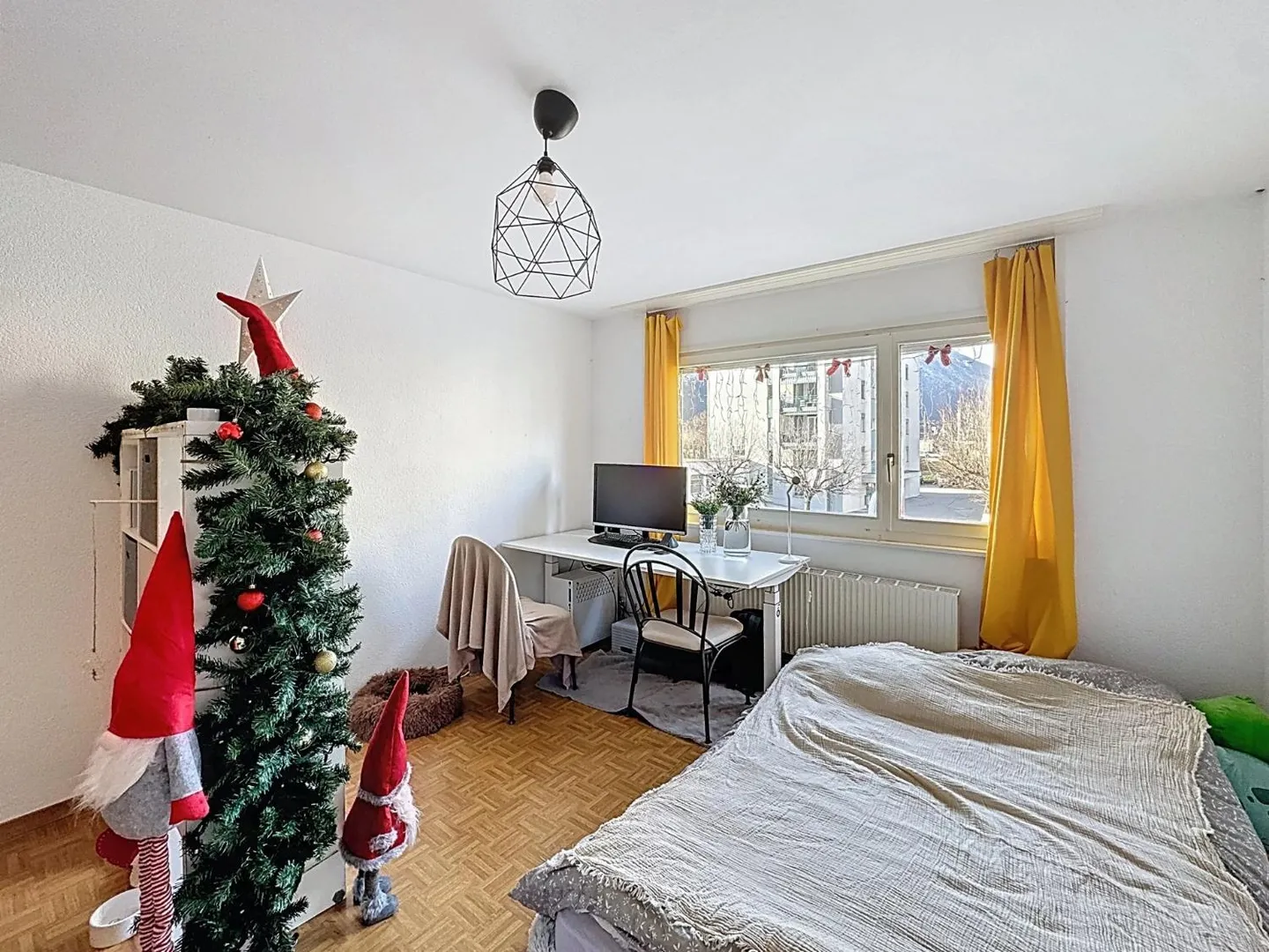 Mixed-use building - Photo 10 of 13