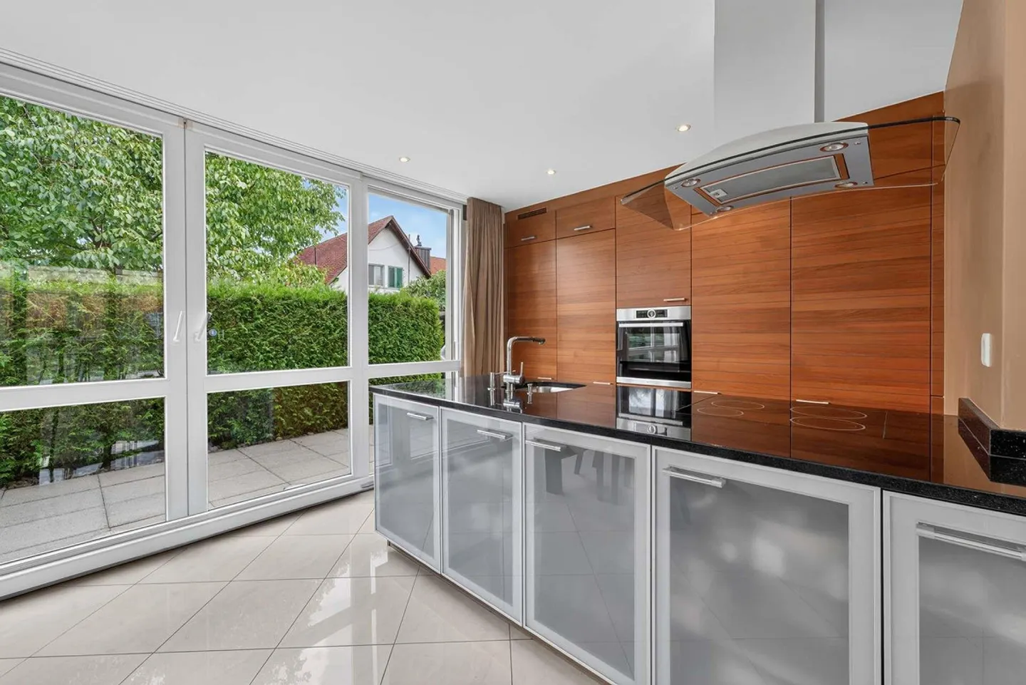 Charmante maison individuelle de 5 pièces avec oasis de jardin ensoleillée et de nombreuses possibilités - Photo 7 sur 20